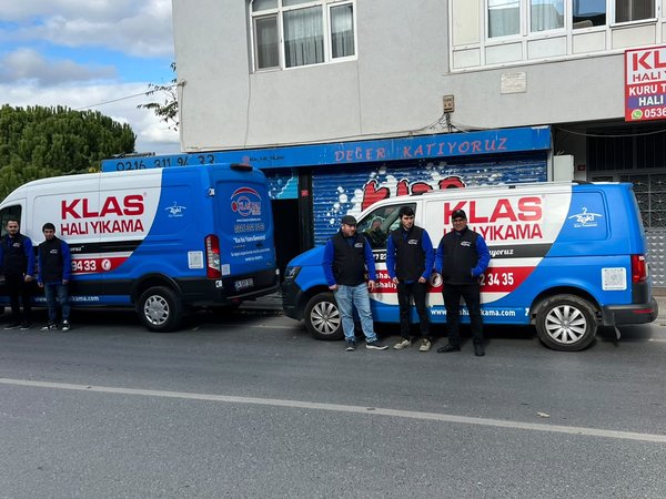 Klas Halı Yıkama uzman kadrosu ve servis filosu işletme önünde