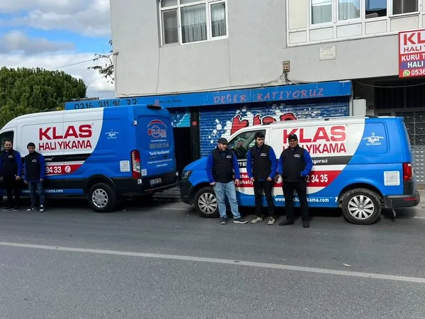 Klas Halı Yıkama uzman kadrosu ve servis filosu işletme önünde