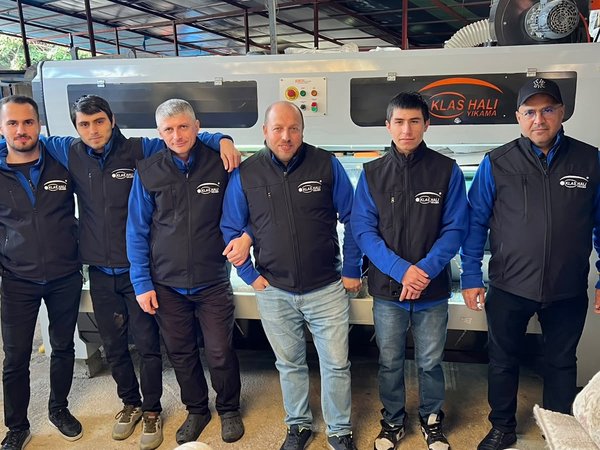 Klas Halı Yıkama tesis ekibimiz otomatik halı yıkama makinesinin önünde
