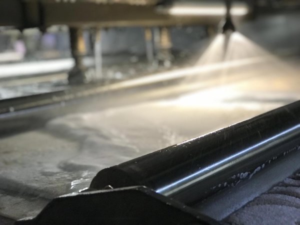 Otomatik makinede su püskürtmeli durulama ve arındırma aşaması