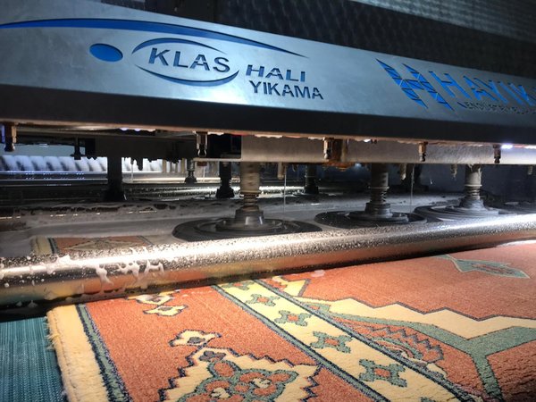 Döner fırçalarla el dokuma ve desenli halıların derinlemesine yıkanması