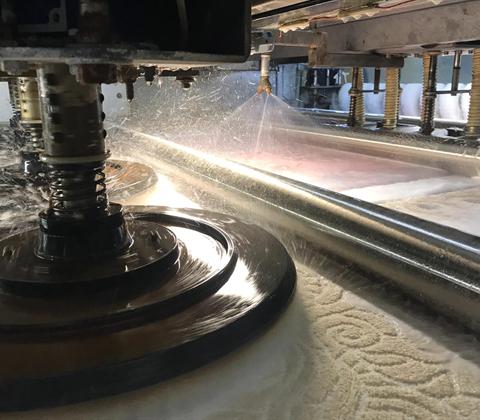 Döner fırçalarla derinlemesine halı yıkama