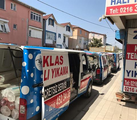 Halı teslimatına çıkan servis aracı