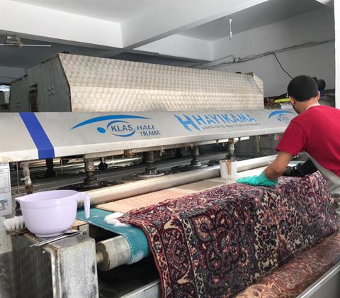 Halının otomatik halı yıkama makinesine verilmesi