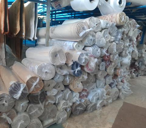 Paketlenmiş halılar teslimatı bekliyor