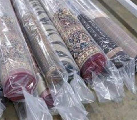 Teslimat için paketlenmiş halılar