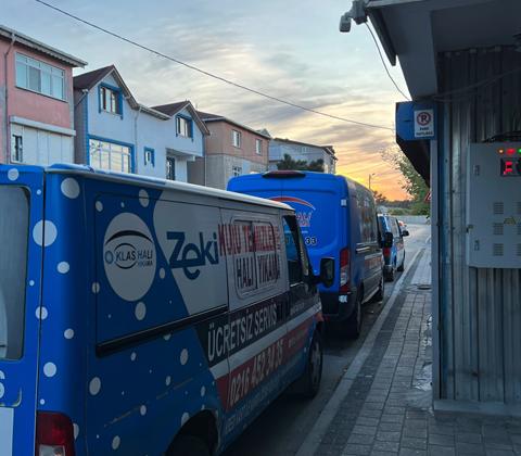 Sokakta sıralanmış servis araçları