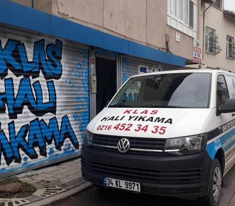 Klas Halı Yıkama tesisi önünde servis aracı