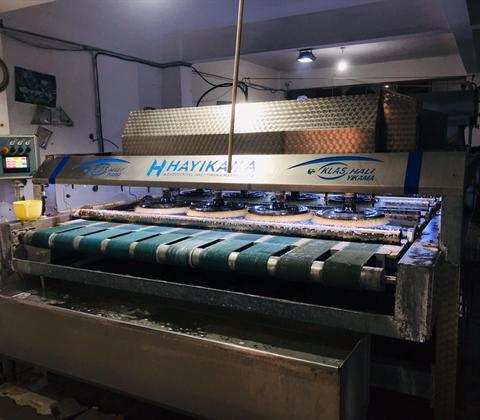 Klas Halı Yıkama tesisindeki halı yıkama makinesi