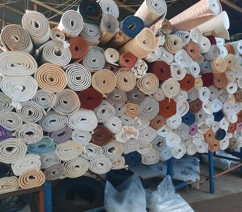 Rafta teslimatı bekleyen yıkanmış halılar