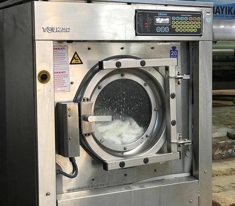 Yorgan ve battaniye yıkamada kullanılan endüstriyel çamaşır makinesi